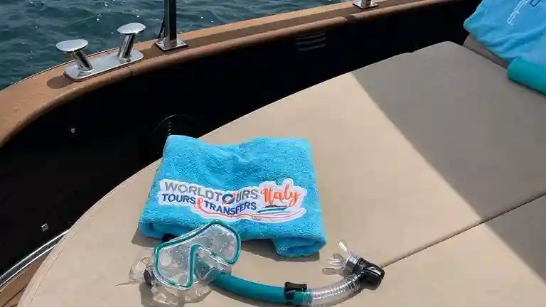 Capri: Excursión en barco para grupos pequeños desde Nápoles Operado por Worldtours Srl