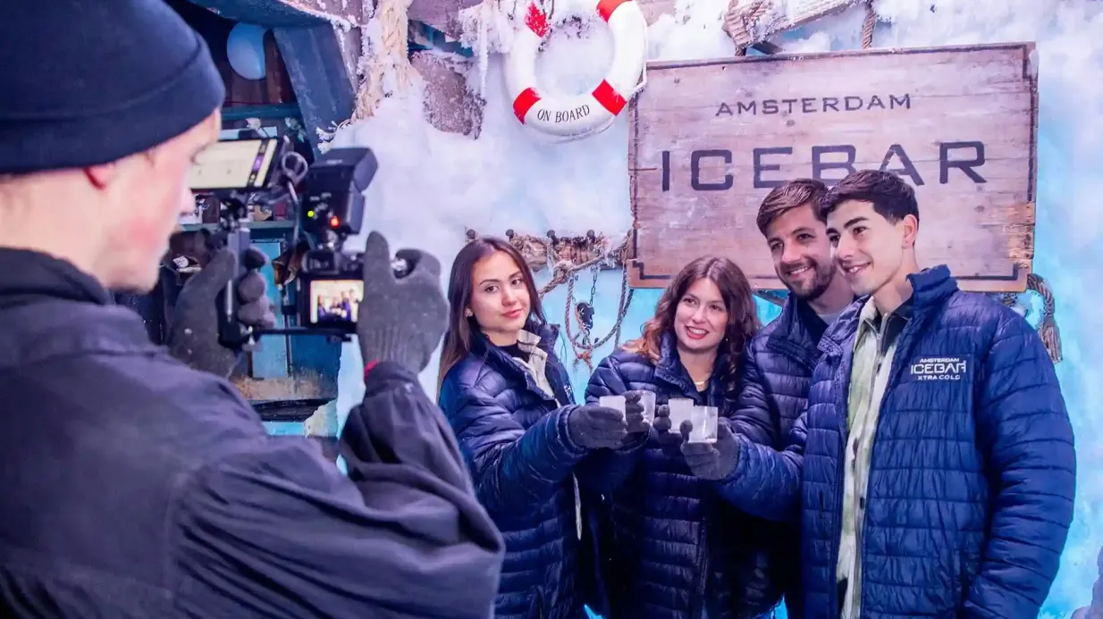 XtraCold Icebar Amesterdão: bilhete de entrada + autocarro hop-on hop-off