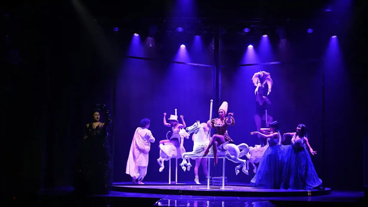 Paradis Latin Cabaret: Espectáculo de Cabaret para toda la familia