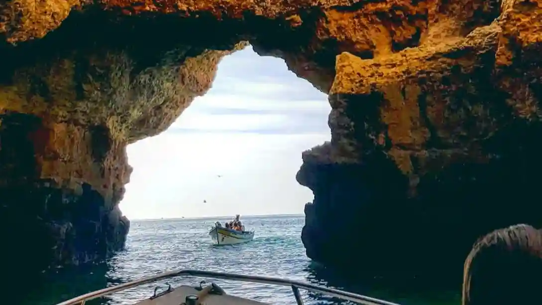 Cuevas de Benagil: Excursión guiada en barco desde Armação de Pêra