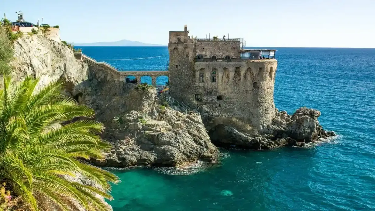 Positano, Sorrento y Amalfi: Viaje en barco desde Nápoles Operado por inStazione Srl