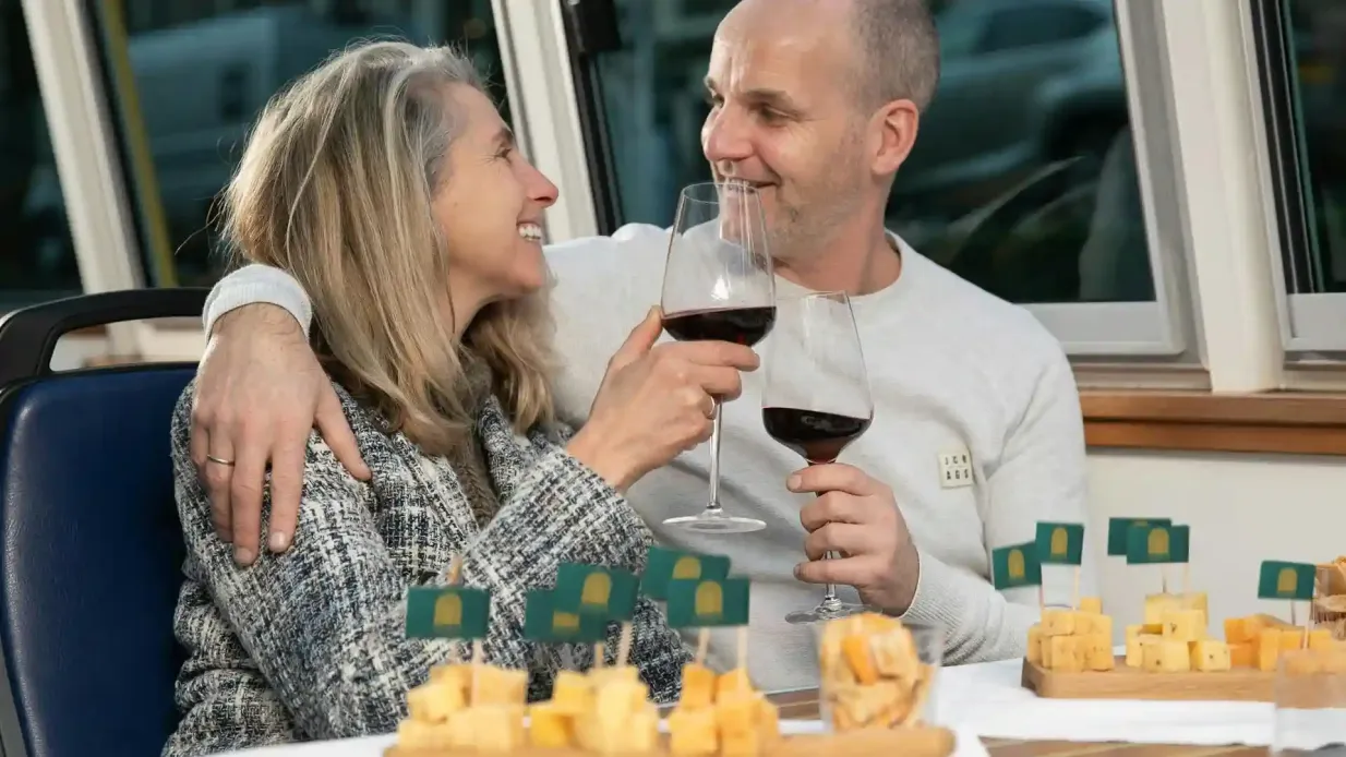 Haarlem: Cata de quesos y vinos en velero - Crucero nocturno Operado por Smidtje Canal Cruises
