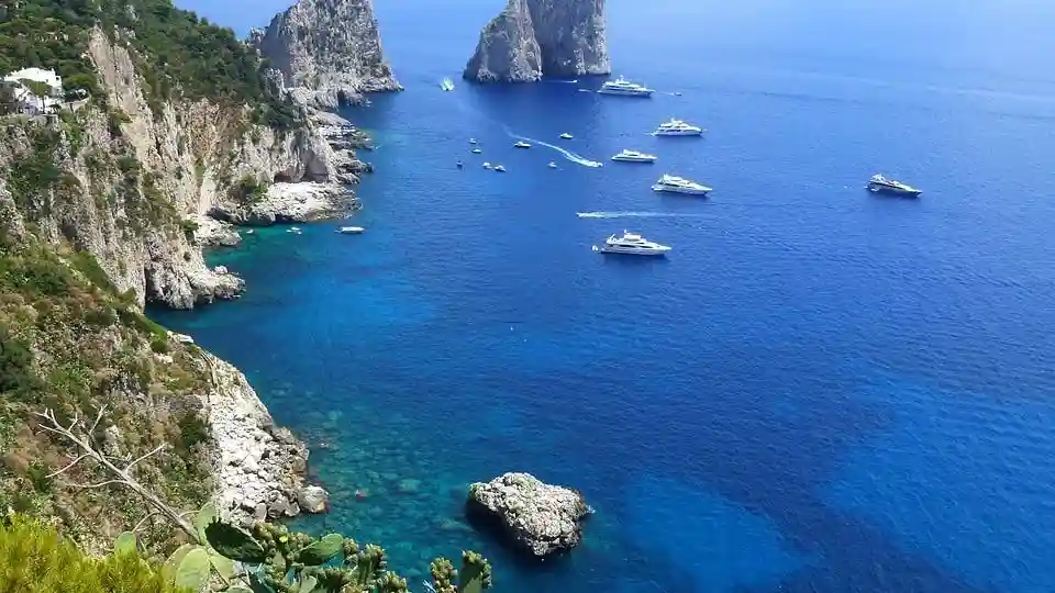 Capri: Boat Tour & Swimming Stop + Roundtrip from Naples