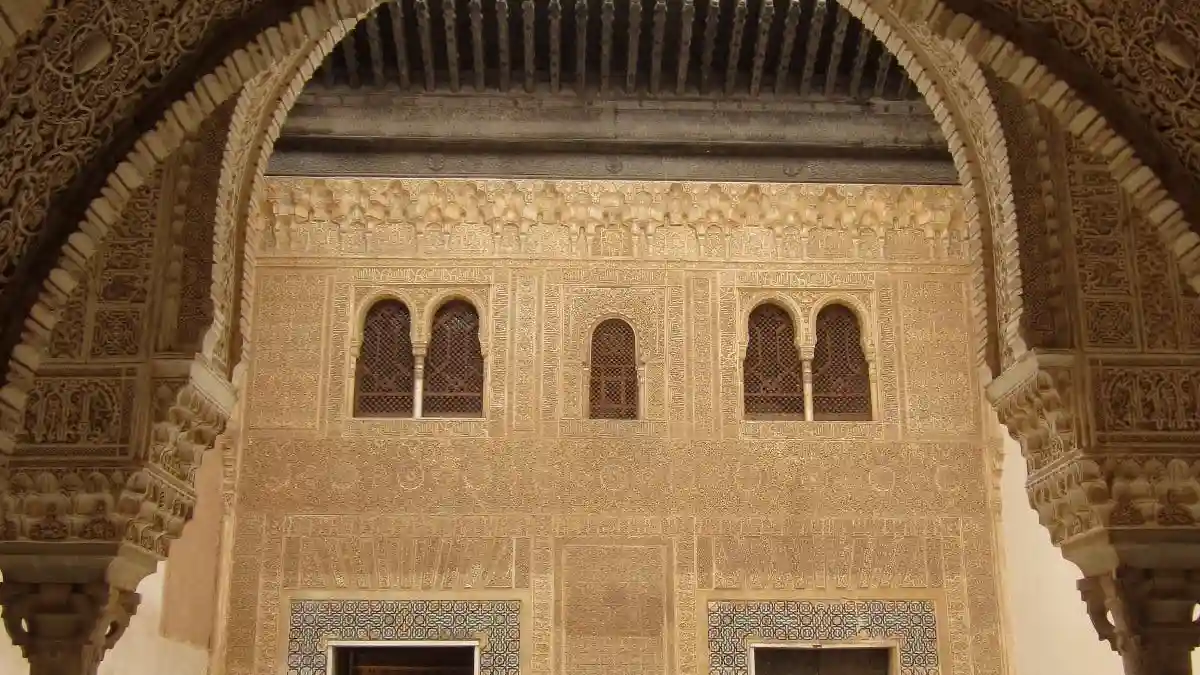 Alhambra y Palacios Nazaríes: Visita guiada + Experiencia gastronómica local Operado por MOVVIENDO TOURISM GROUP SL