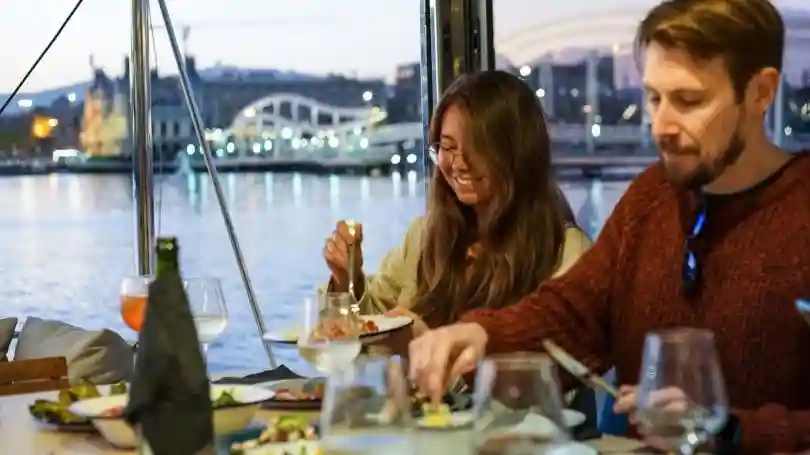 Barcelona: Passeio de jantar em catamarã ao pôr do sol para grupos pequenos