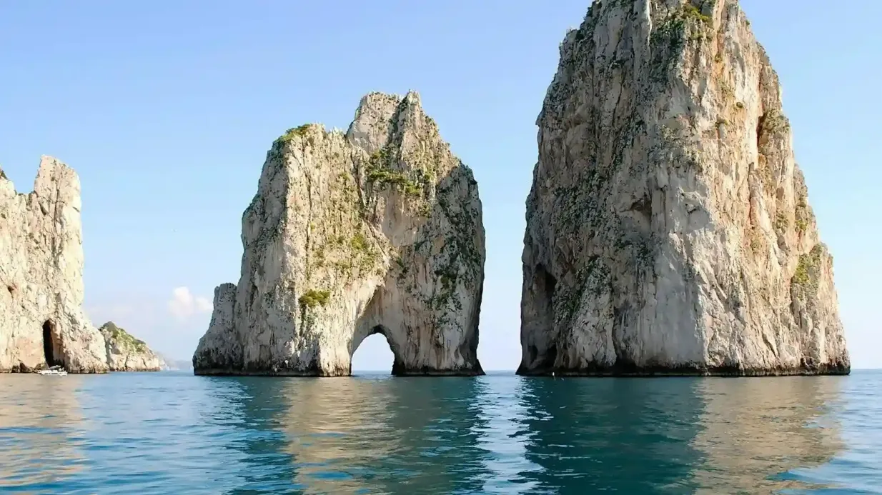 Capri: Boat Tour + Free Time on Island + Roundtrip from Salerno