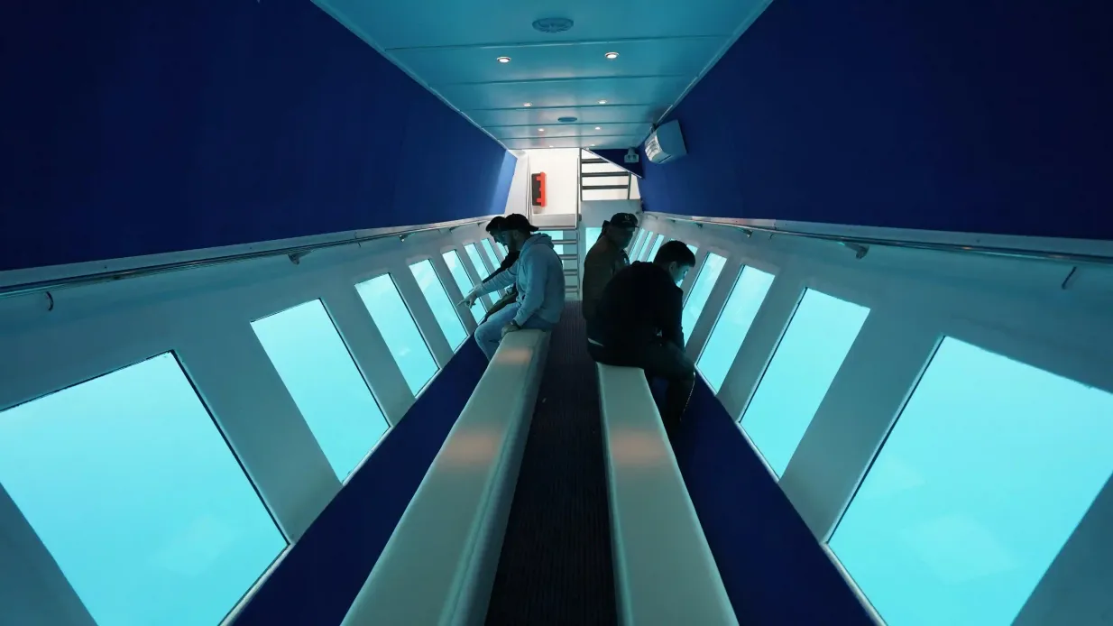 Rhodes: 45' Cruzeiro da Cidade Semi-Submarino Amarelo