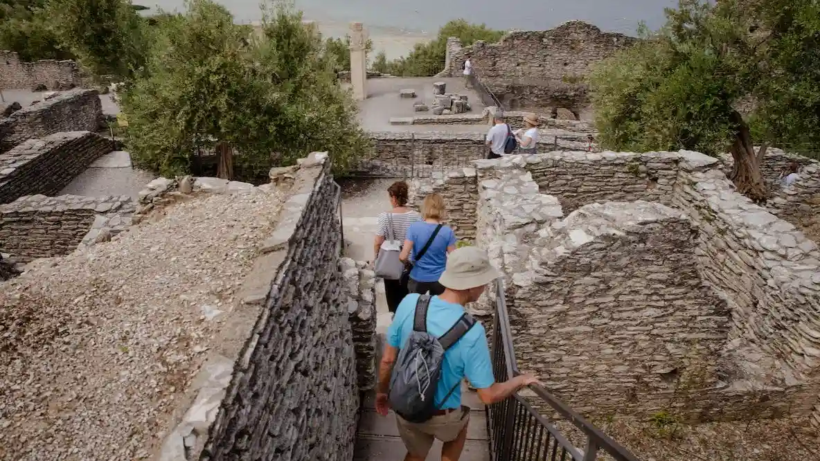 Sirmione: Bootstour und die Grotten von Catullo Bereitgestellt von Ways Srl SB