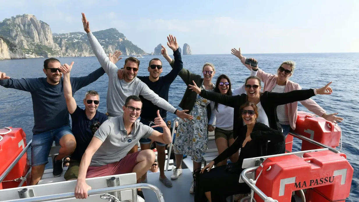 Capri: Excursión en barco desde Sorrento + Degustación de Limoncello Operado por Hp Travel