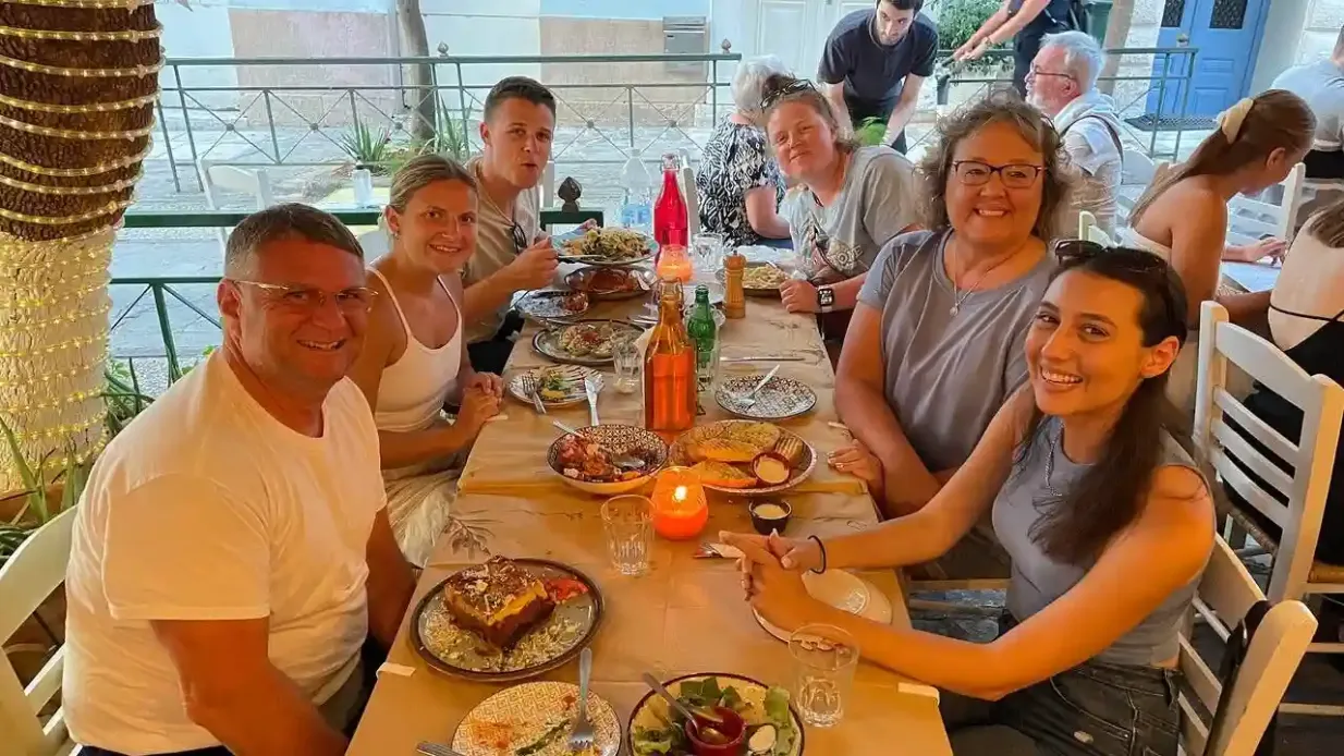 Atene: Tour notturno a piedi per piccoli gruppi + cena