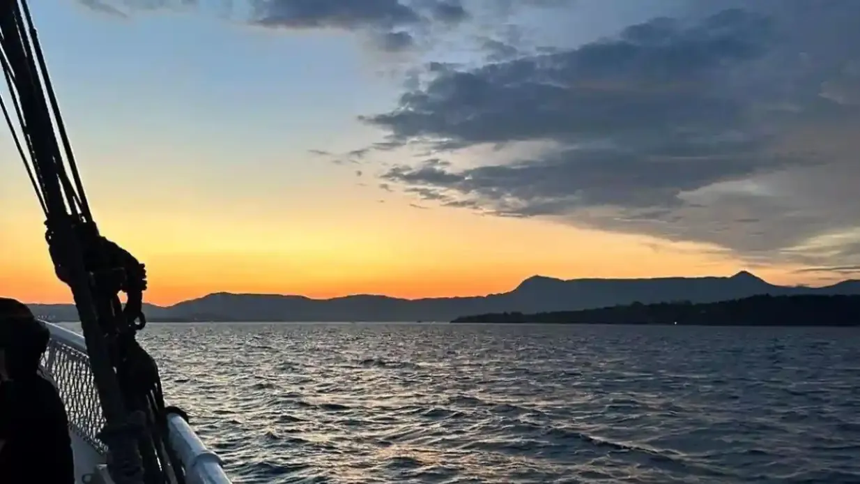 Corfú: Crucero al Atardecer + Cócteles y Aperitivos Operado por Cruise Me Up