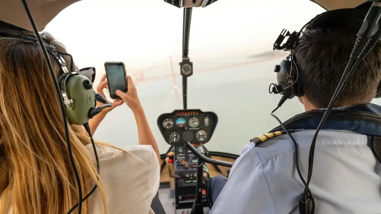 Lisboa: Paseo guiado por el casco antiguo, vuelo en helicóptero y paseo en barco