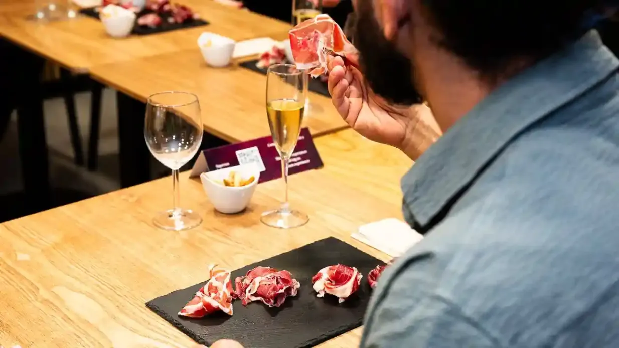Barcelona: Experiência guiada de degustação de vinhos e presunto Premium
