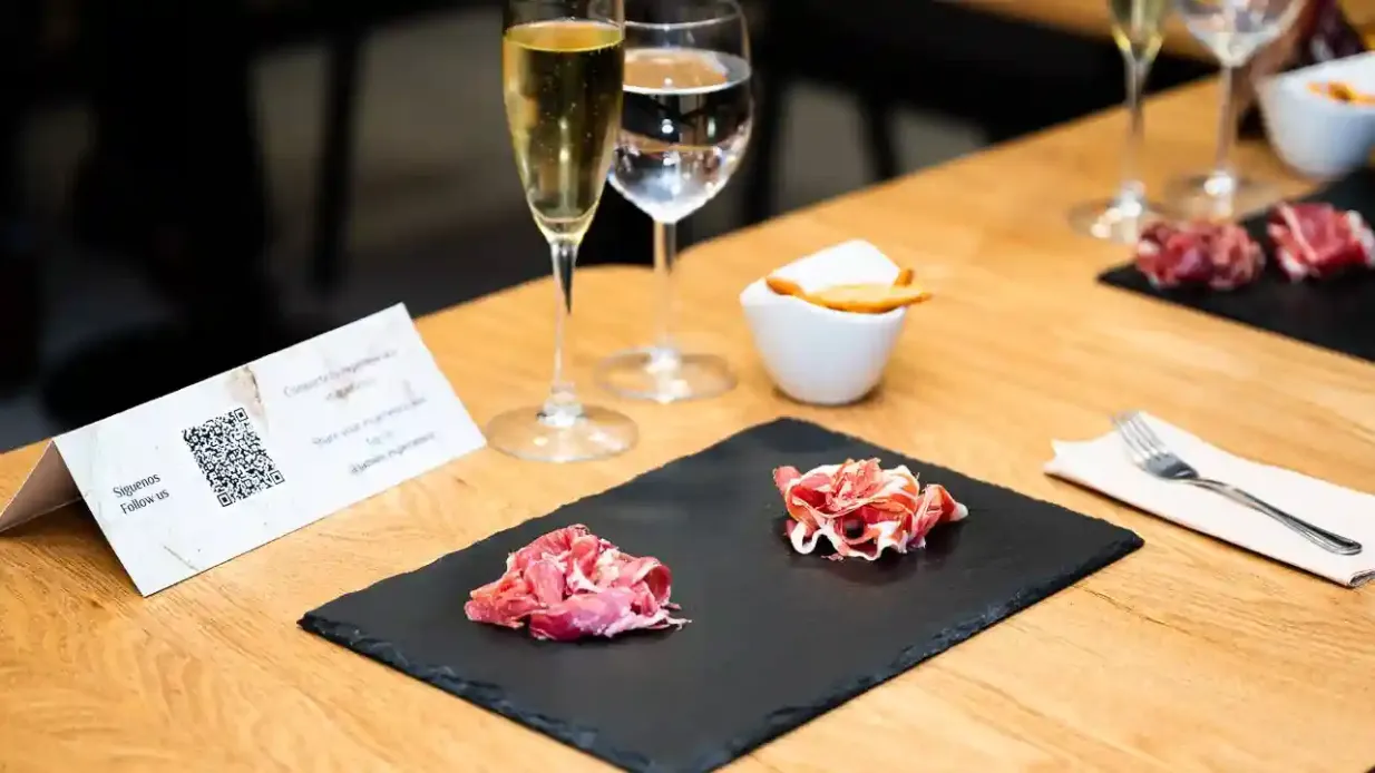 Barcellona: Esperienza guidata di degustazione di prosciutto essenziale Fornito da New Vesping Group SL