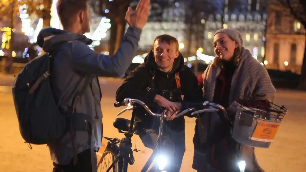 Paris: Geführte Night Bike Tour Bereitgestellt von Holland Bikes VeloMotion SAS.