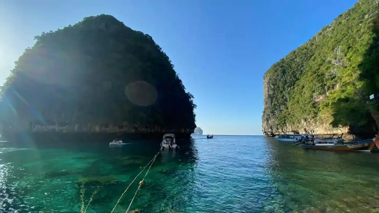 Islas Phi Phi: Atardecer en la isla en barco de cola larga Operado por Anda Krabi Sea Tour
