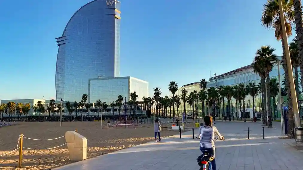 Barcellona: Tour privato in bicicletta dalle case di Gaudì alla Barceloneta