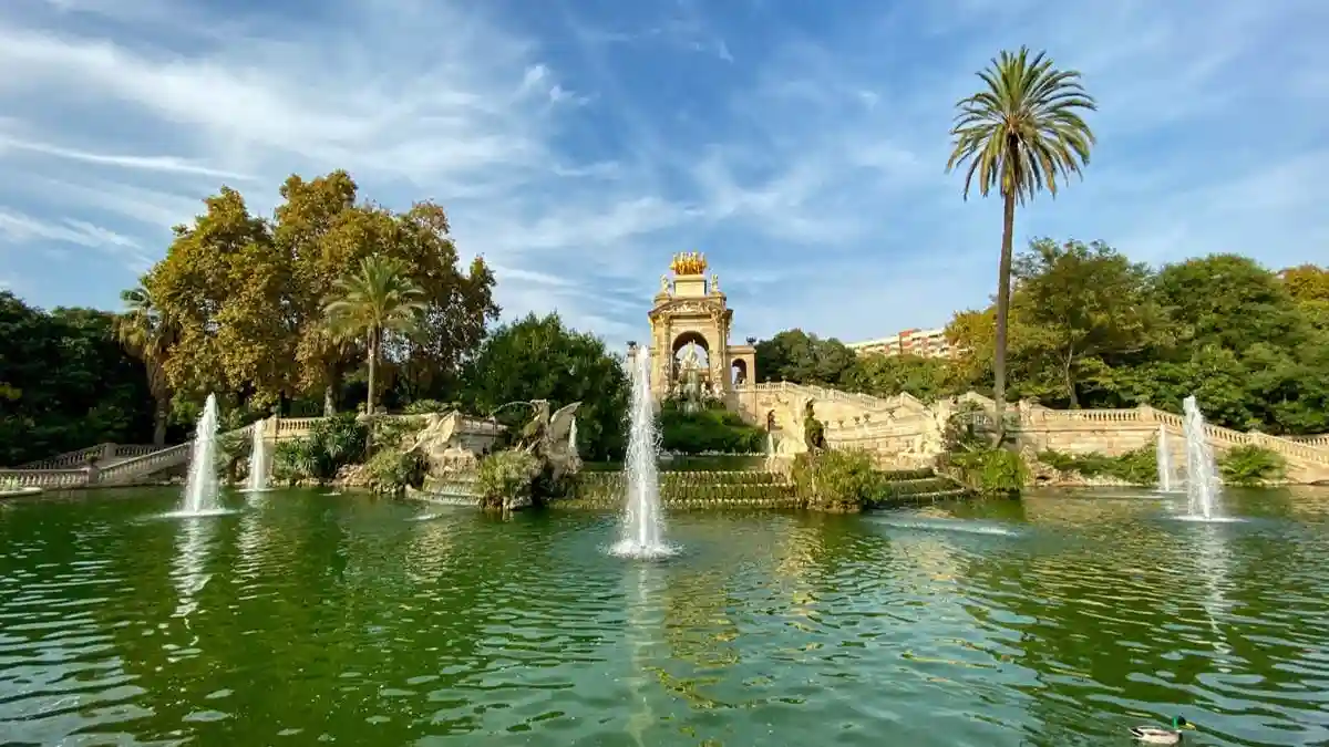 Barcelone : Excursion à vélo en groupe des maisons de Gaudi à la Barceloneta Fournie par SAS Voyage en français