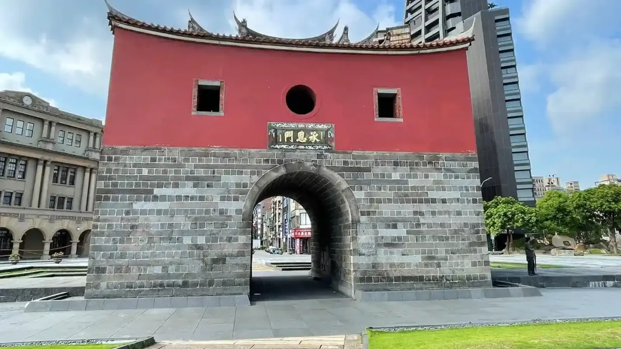 Taipei: Classic Landmarks Guided Tour Provided by Edison Travel Service Co. Ltd.