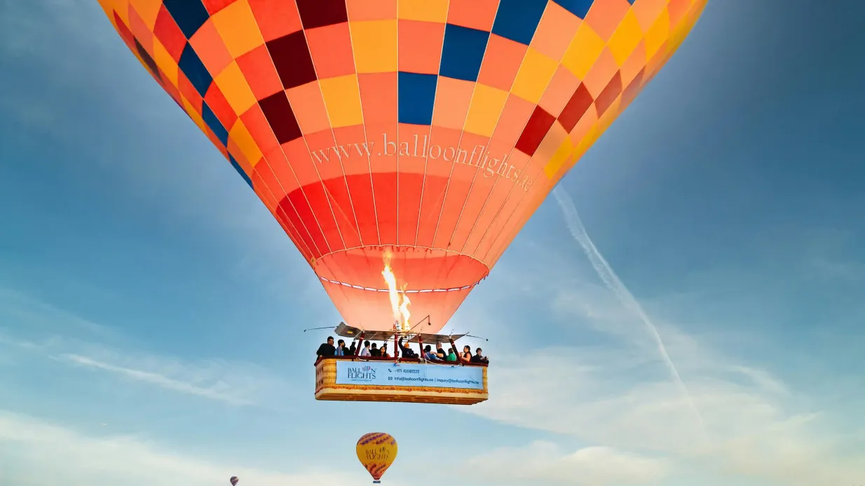 Volo in mongolfiera all'alba di Dubai con trasferimenti