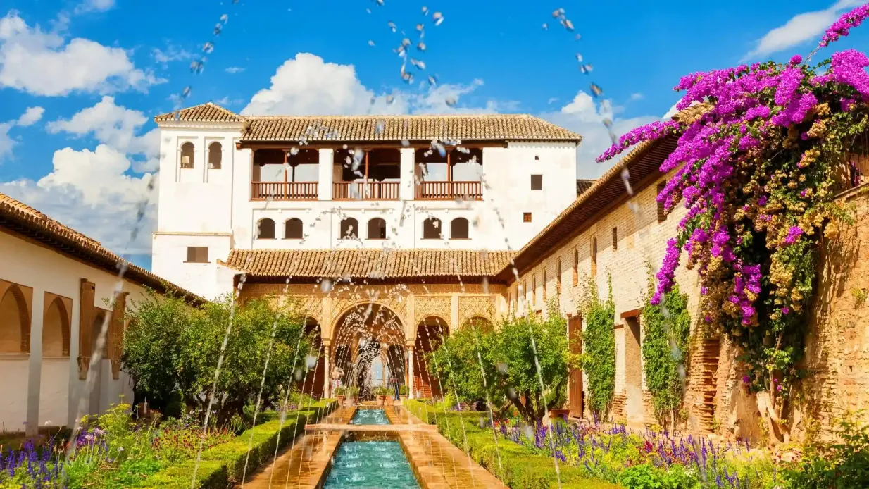 Alhambra e Palazzi nazarì: Tour guidato + Trasporto da Malaga Fornito da TRANSFERS AND EXPERIENCES S.L.