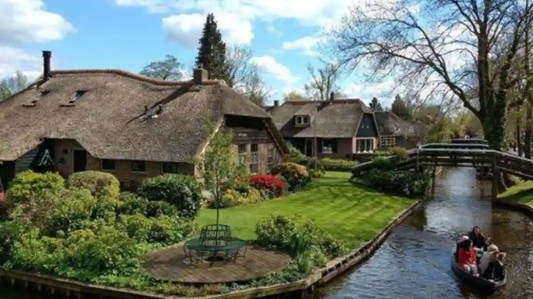 Giethoorn: Tour guidato per piccoli gruppi + gita in barca elettrica Fornito da Cherry Travel & Tours