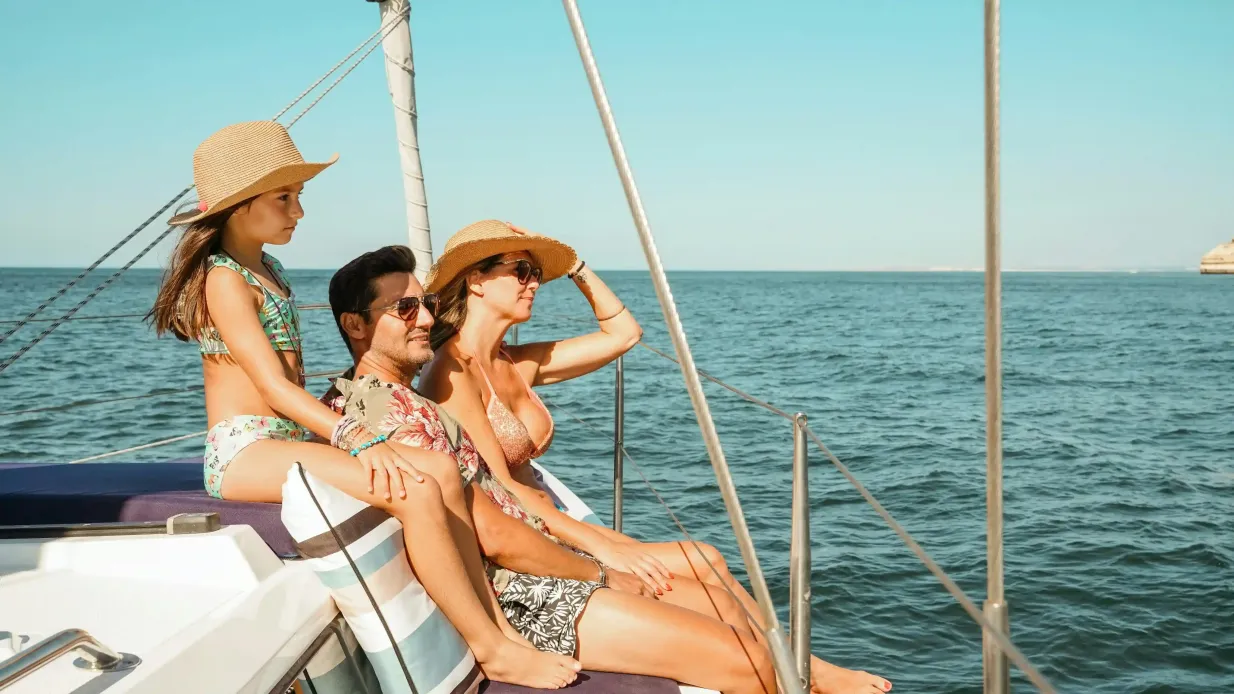 Benagil: Luxuriöse Segelbootstour bei Sonnenuntergang ab Portimão