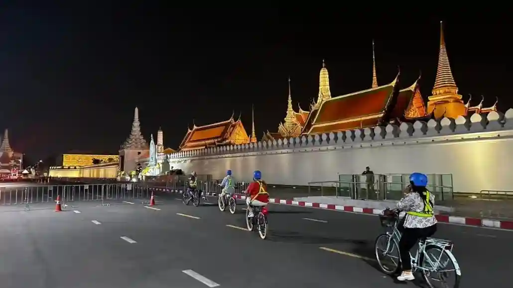 Bangkok: Tour guidato in bicicletta al tramonto + cena