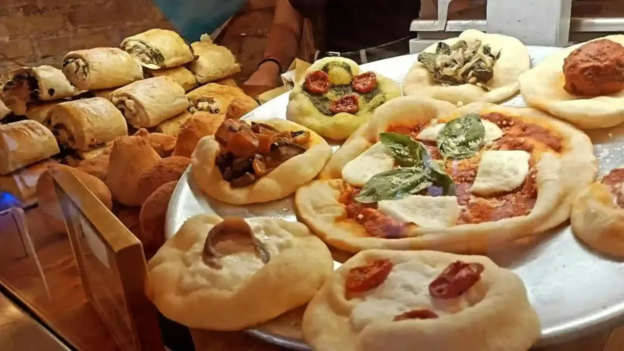 Roma: Tour de pizza e bebidas ao pôr do sol no Coliseu Organizado por Gourmetaly di Cassoni Daniela