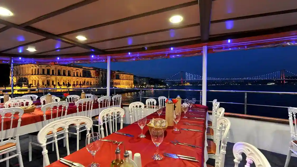 Istanbul: Bosphorus Dinner Cruise with Live Show + All-Inclusive Drinks Provided by Tourmania