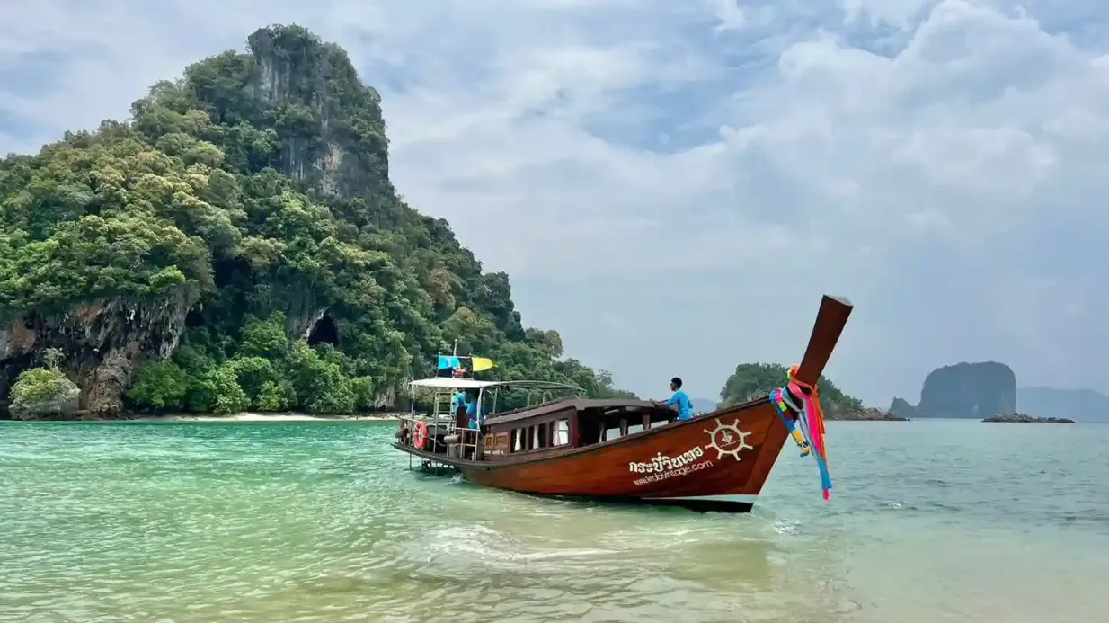 Hong Island: One Day Tour by Luxury Vintage Boat Provided by Anda Krabi Sea Tour