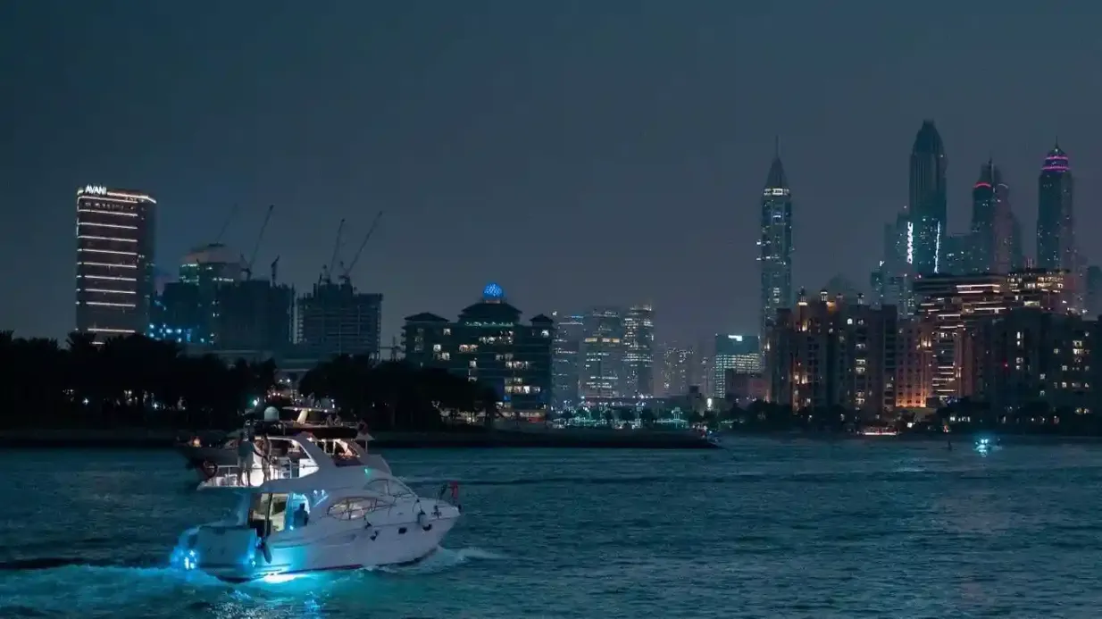 Puerto Deportivo de Dubai: Fiesta Nocturna en Yate con Canapés y Refrescos