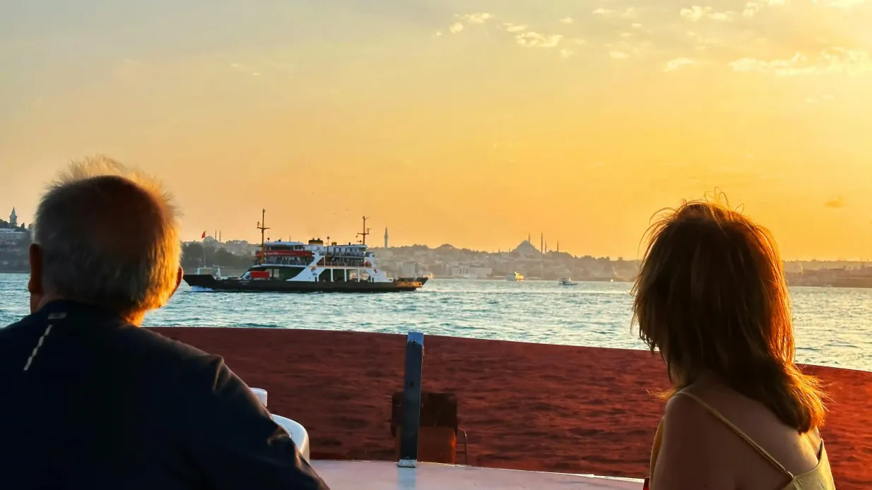 Estambul: Crucero en yate por el Bósforo y el Cuerno de Oro al atardecer con guía experto Operado por Travelpedia Turizm Tasimacilik Ticaret Limited Sirketi