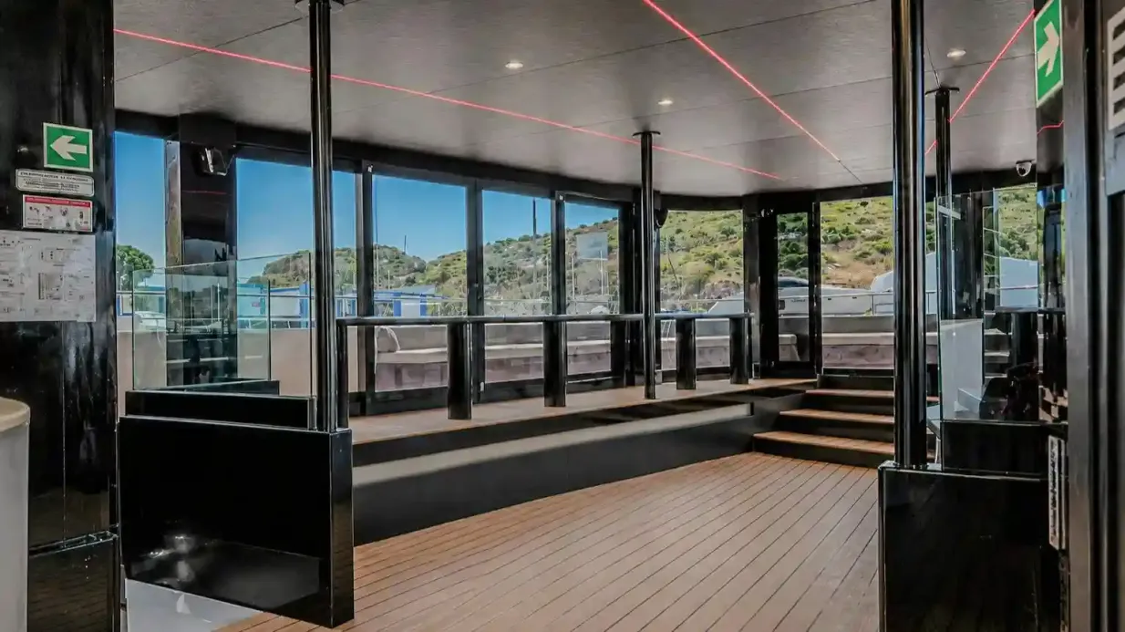 Cuevas de Benagil: Paseo en barco al atardecer desde Albufeira + Cena + Barra libre Operado por Várzeamar – Actividades Marítimo Turisticas SA