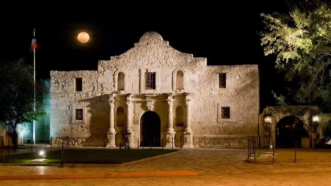 San Antonio: Small Group Night Tour + River Cruise + Tower of the Americas Entry