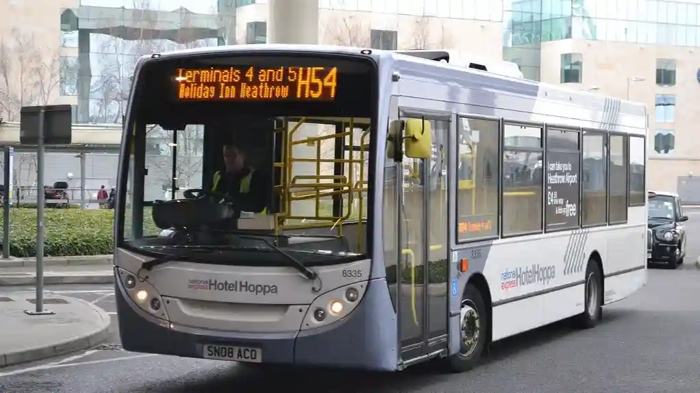 Londres: Traslado en autobús desde/hasta el aeropuerto de Heathrow y Heathrow Premier Inn Bath Road Operado por Distribusion Technologies GmbH (EUR)