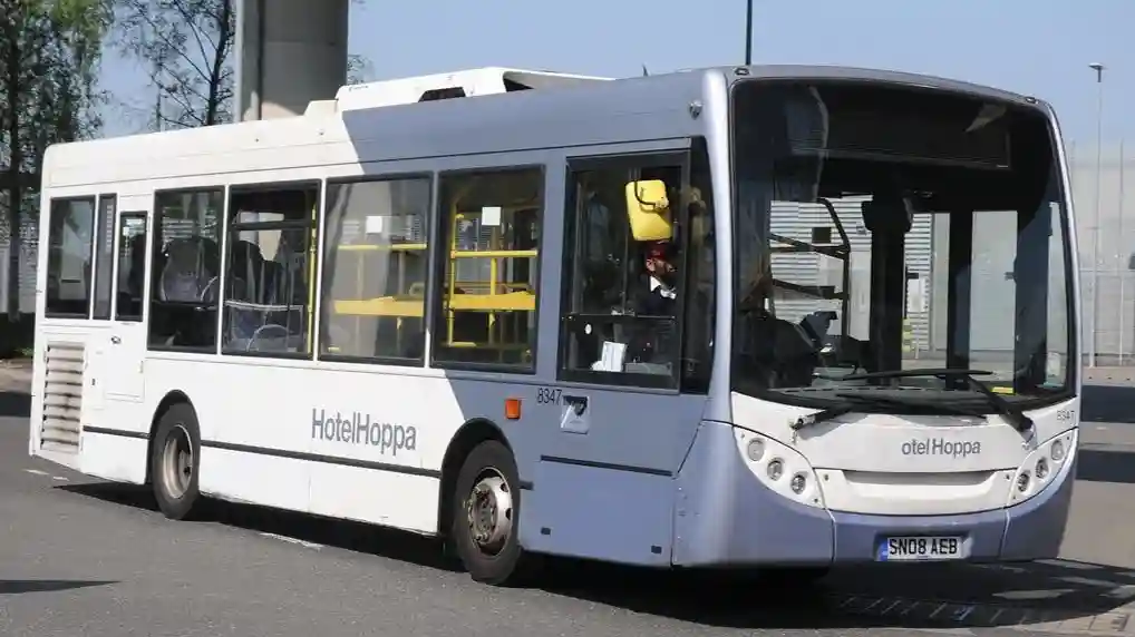 London: Bustransfer zum/vom Flughafen Heathrow und Heathrow Radisson RED Hotel