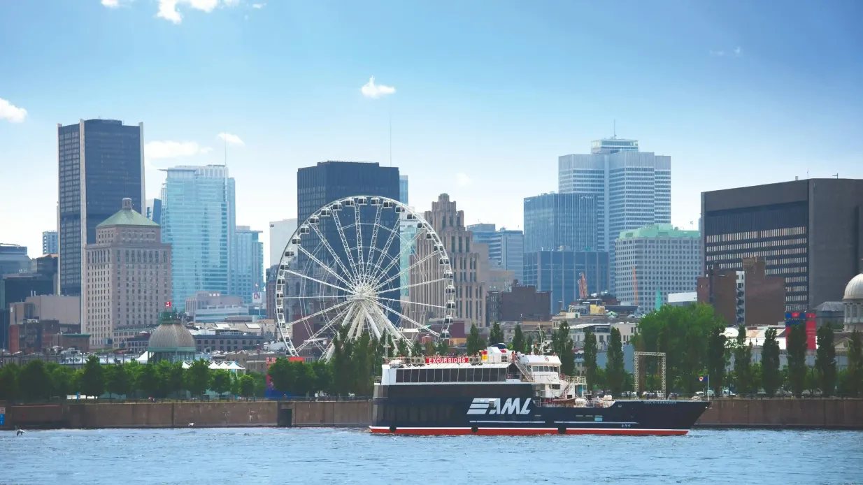 Montréal: Sightseeing River Cruise + AURA Experience at Notre-Dame Provided by AML Cruises
