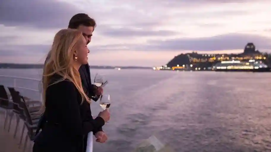 Québec : Dîner-croisière touristique 5 services Fournie par AML Cruises