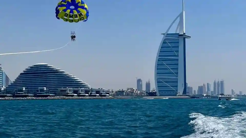 Parasailing en Dubai: Experiencia con vistas al Burj Al Arab