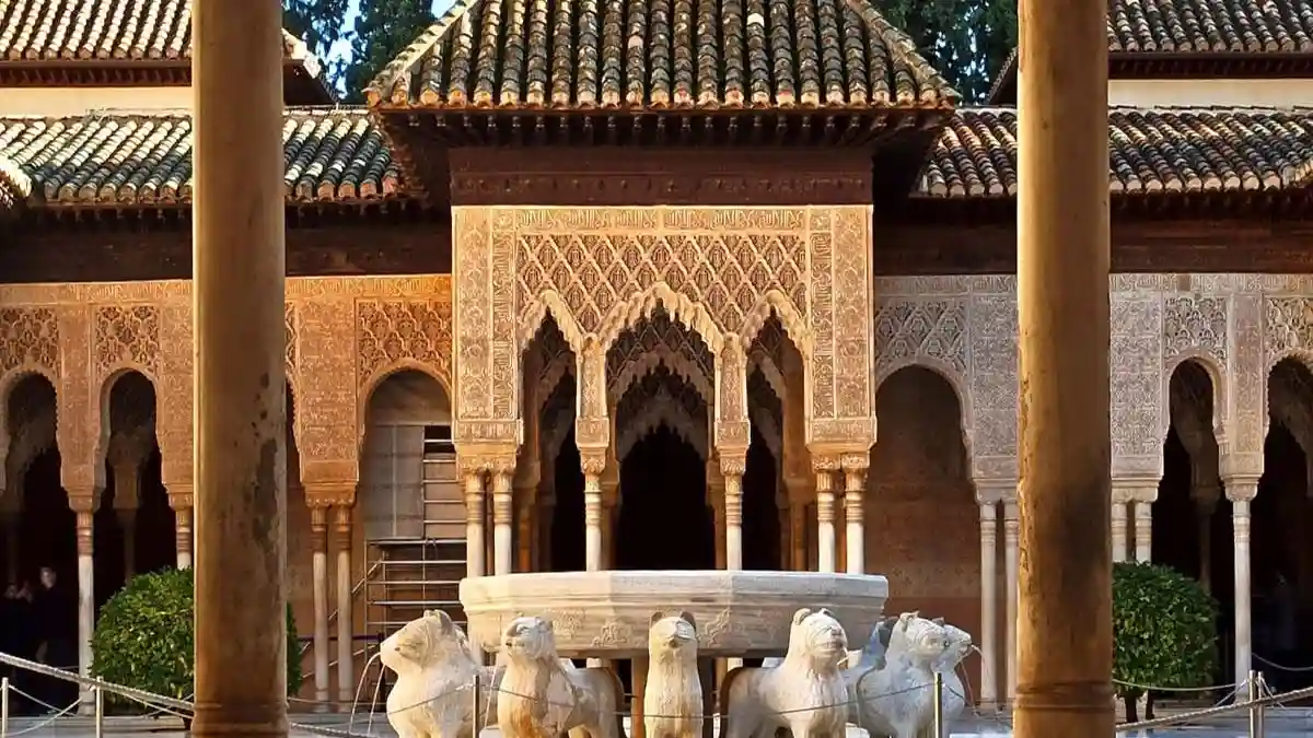 Alhambra y Palacios nazaríes: Entrada sin colas + Transporte desde Sevilla Operado por Naturanda