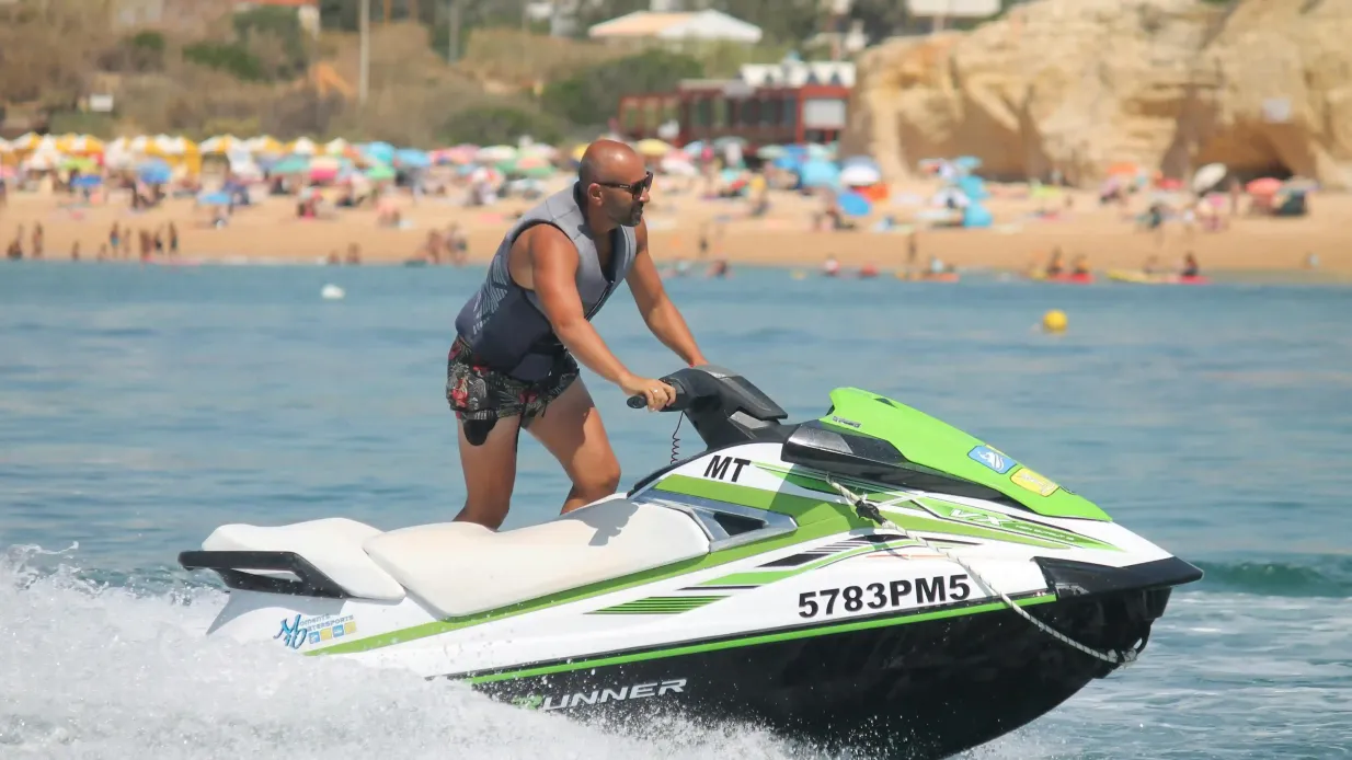 Armação de Pêra: Experiencia en moto acuática Operado por Moments Watersports