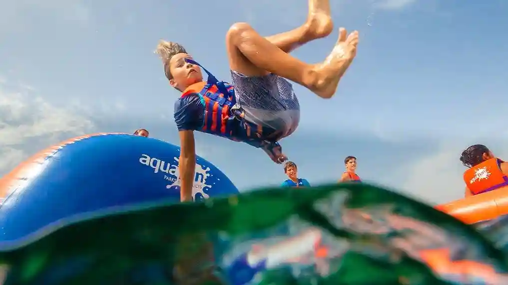 Armação de Pêra: Entrada Parque Acuático Hinchable Operado por Moments Watersports