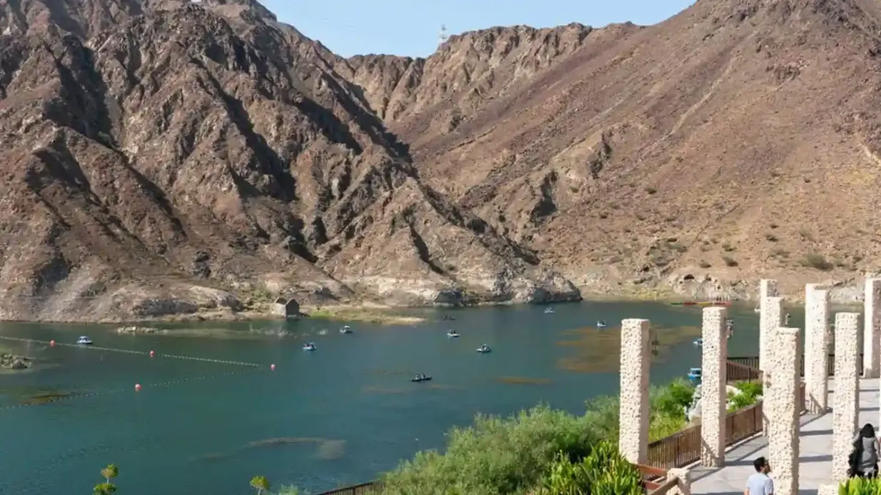 Khorfakkan Stadtrundfahrt und Wasserfallbesuch in einem luxuriösen 4x4 Fahrzeug