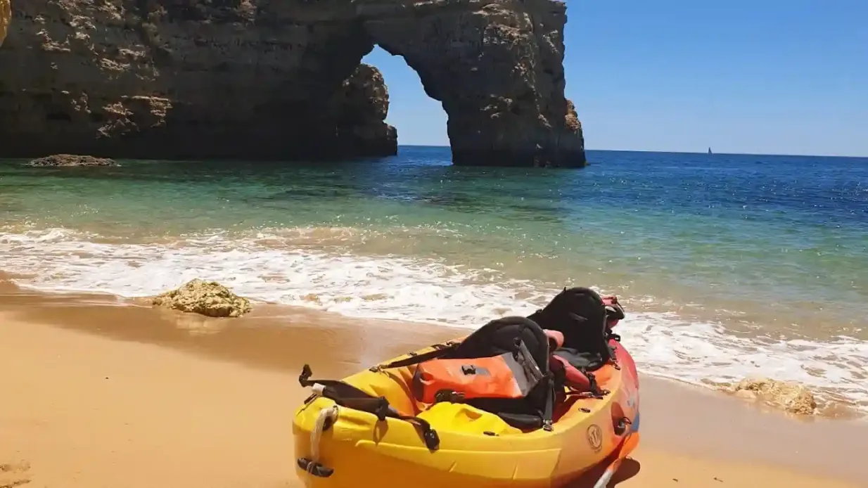 Costa y Cuevas del Algarve: Excursión en Kayak desde Armação de Pera Operado por Moments Watersports