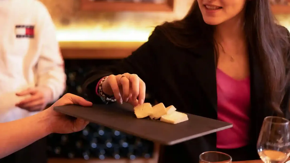 Les Caves du Louvre: Maridaje guiado de queso y alcohol