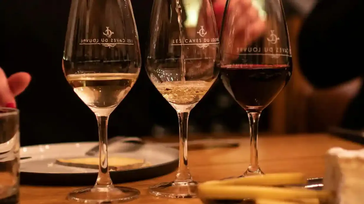 Les Caves du Louvre: Prova de vinhos guiada + Combinações de queijos