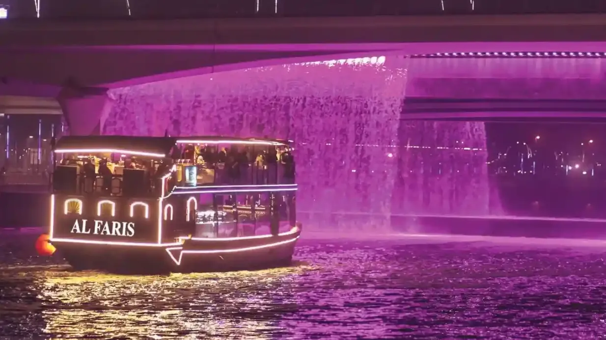 Canal do Dubai: Passeio de barco de luxo com bilhete para o espetáculo La Perle