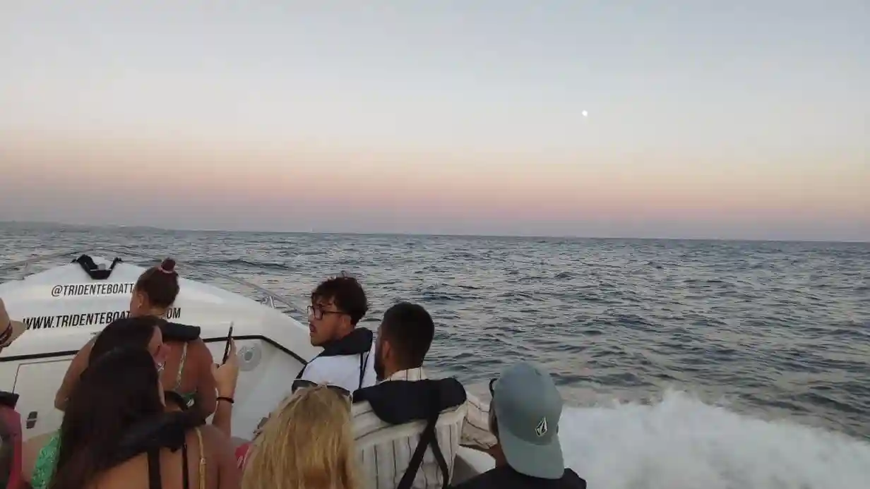 Grotte di Benagil: Tour in barca al tramonto da Armação de Pêra Fornito da Moments Watersports