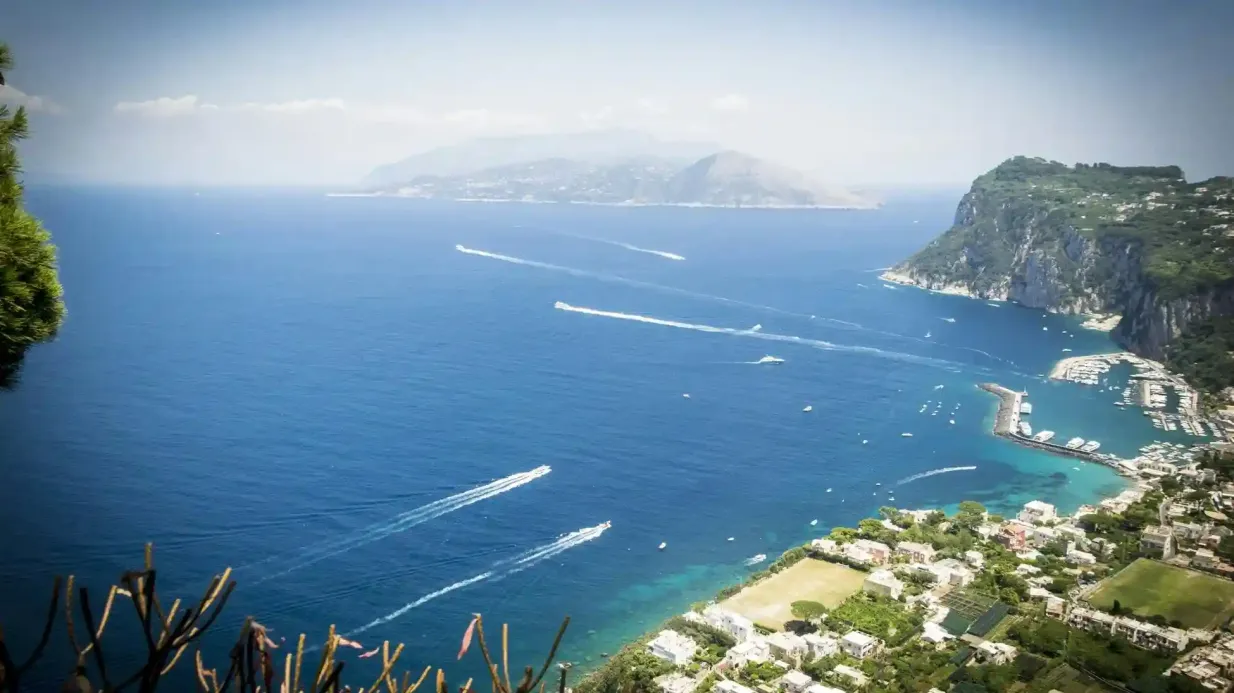 La isla de Capri con la Gruta Azul: excursión guiada de un día desde Roma Operado por Carrani Tours S.r.l.